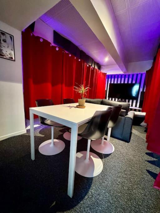 Experience Cinema Immersif Dans Appartement Renove Pres De Montmartre Paris Luaran gambar